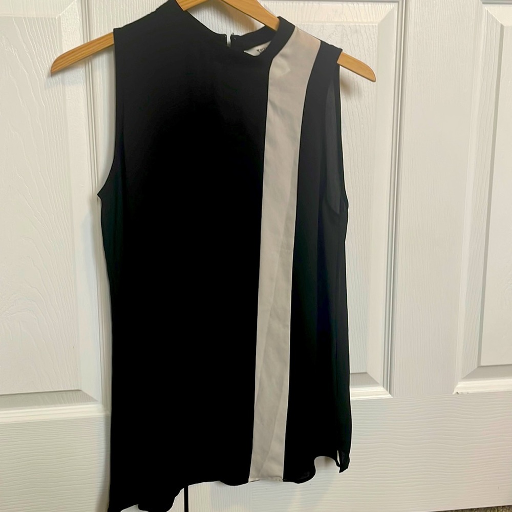 Black and white lightweight sleeveless top sz S